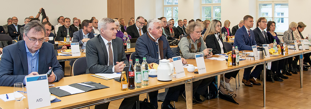 Die Mitglieder des XVII. Bezirkstags von Niederbayern bei der konstituierenden Sitzung.