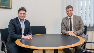Bezirkstagspräsident Dr. Olaf Heinrich (r.) und 2. Bürgermeister der Stadt Landshut, Dr. Thomas Haslinger, im Gespräch. 