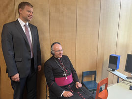 Bischof Rudolf Voderholzer testete aus, wie schwierig es ist, Töne zu lokalisieren. Er unternahm mit Bezirkstagspräsident Dr. Olaf Heinrich einen Rundgang durch das Institut für Hören und Sprache in Straubing. 