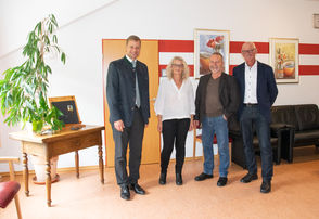 Bezirkstagspräsident Dr. Olaf Heinrich (v.l.) besichtigte das Rosenium Perlesreut mit Einrichtungsleiterin Heidi Stangl, Geschäftsführer Dr. Siegfried Schmidbauer und stv. Bürgermeister Georg Ranzinger. 