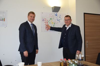 Bildunterschrift: Bezirkstagspräsident Dr. Olaf Heinrich und Krankenhausdirektor Uwe Böttcher vor den Plänen zum dritten Bauabschnitt am Bezirksklinikum Mainkofen.