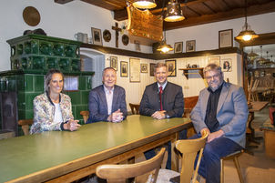 Bürgermeister Robert Muhr und Bezirkstagspräsident Dr. Olaf Heinrich (2. v. r.) beim gemeinsamen Ortstermin mit den beiden Architekten Werner Pauli (r.) und Ester Hofmann-Strahl (l.)