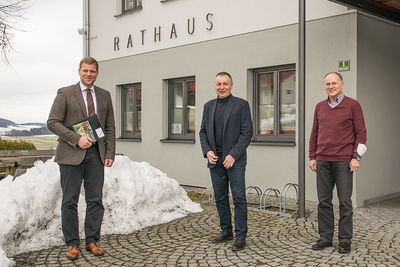 Bezirkstagspräsident Dr. Olaf Heinrich (v .l.), Bürgermeister Robert Muhr und Geschäftsleiter Helmut Huber beim Gespräch in Kirchberg im Wald. 