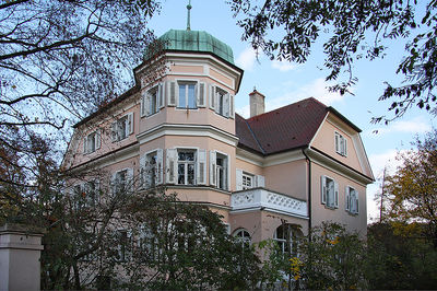 Frontansicht der sogenannten "Gestütvilla" mit runderm Erker und Balkon. Hier ist das Kulturreferat untergebracht.
