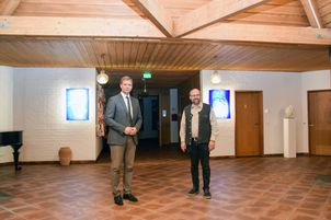 Geschäftsführer Dr. Ulrich Krüninger (r.) gab Bezirkstagspräsident Dr. Olaf Heinrich (l.) Einblicke in das Hospiz. 