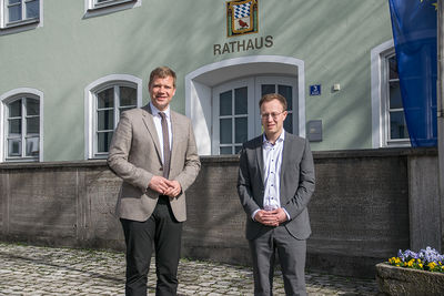 Bezirkstagspräsident Dr. Olaf Heinrich (l.) und Bürgermeister Florian Hölzl