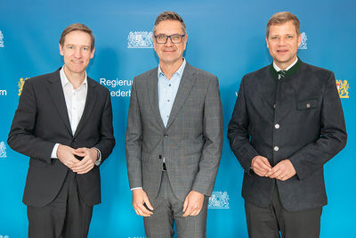 (v. l.) Regierungspräsident Rainer Haselbeck, Bertram Vogel, Geschäftsführer des Niederbayern-Forums, Bezirkstagspräsident Dr. Olaf Heinrich