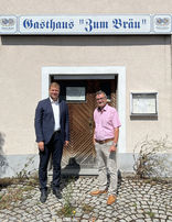 Bürgermeister Josef Kern (rechts) erläuterte Bezirkstagspräsident Dr. Olaf Heinrich die Pläne für das alte Wirtshaus.