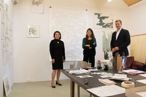 Bezirkstagspräsident Dr. Olaf Heinrich und Bezirksrätin Martina Hammerl ließen sich von Künstlerin Stefanie Reiter (Mitte) erklären, wie ihre Werke entstehen. 