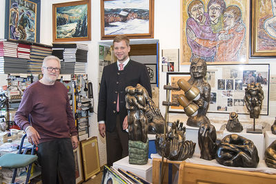 Der Künstler Josef Schneck führte Bezirkstagspräsident Dr. Olaf Heinrich durch sein Atelier