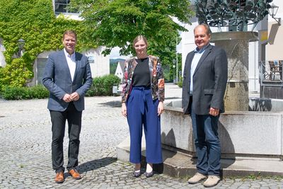 Bezirkstagspräsident Dr. Olaf Heinrich (l.) begrüßte zusammen mit Michael Kreiner, stellvertretendem Leiter des ALE Niederbayern, die neue Genussmanagerin Miriam Dick. 