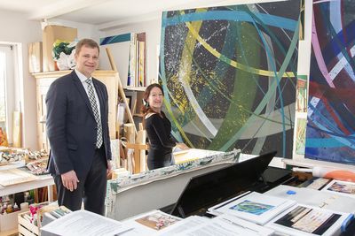 Bezirkstagspräsident Dr. Olaf Heinrich besuchte Künstlerin Iris Maria Nitzl in ihrem Atelier in Oberndorf/Weihmichl.