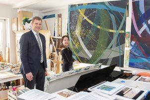 Bezirkstagspräsident Dr. Olaf Heinrich besuchte Künstlerin Iris Maria Nitzl in ihrem Atelier in Oberndorf/Weihmichl.