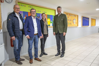 Bezirkstagspräsident Dr. Olaf Heinrich (v. r.) mit Lisa Tiefenböck, Leiterin der Tagesstätte, Lebenshilfe-Vorsitzendem Josef Kern sowie Geschäftsführer Helmut Denk. 