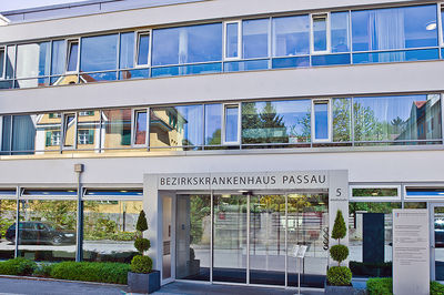 Der Haupteingang des Bezirkskrankenhauses Passau