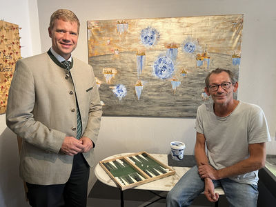 Bezirkstagspräsident Dr. Olaf Heinrich (links) ließ sich von Künstler Robert Weber in die Geheimnisse seines Ateliers einweihen.