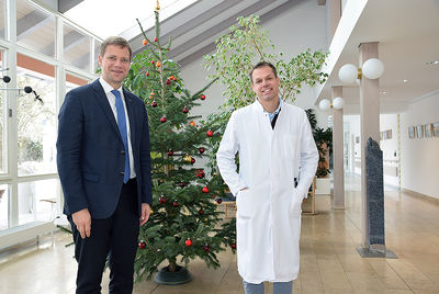 Bezirkstagspräsident Dr. Olaf Heinrich und Chefarzt Professor Dr. Tobias Schmidt-Wilcke tauschten sich über das vergangene Jahr aus. 
