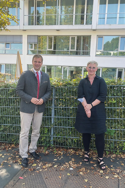 Bezirkstagspräsident Dr. Olaf Heinrich und Chefärztin der Kinder- und Jugendpsychiatrie Dr. Tanja Hochegger vor dem Bezirkskrankenhaus Passau.