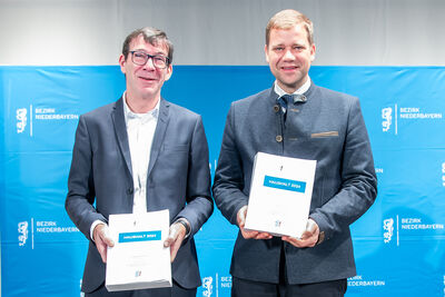 Präsentieren den Haushalt 2024: Bezirkstagspräsident Dr. Olaf Heinrich (rechts) und Bezirkskämmerer Winfried Amler (links)