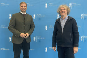Im Bild links Bezirkstagspräsident Dr. Olaf Heinrich und rechts Bezirksrat Markus Scheuermann, Beauftragter für Menschen mit Behinderung