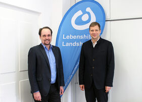 Besprechen Herausforderungen und Chancen der Zukunft: Bezirkstagspräsident Dr. Olaf Heinrich (rechts) und Geschäftsführer der Lebenshilfe Landshut Johannes Fauth