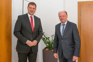 Bezirkstagspräsident Dr. Olaf Heinrich (l.) und Hans-Peter Summer (r.), erster Vorsitzender der Lebenshilfe Landshut