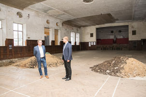 Bezirkstagspräsident Dr. Olaf Heinrich (r.) besichtigte mit Bürgermeister Fritz Schreder den sanierungsbedürftigen Gistl-Saal.